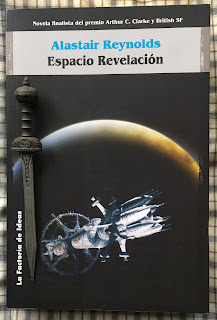 Portada del libro Espacio revelación, de Alastair Reynolds