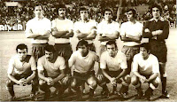 U. D. LAS PALMAS - Las Palmas de Gran Canaria, España - Temporada 1973-74 - Castellano, Páez, Tonono, Hernández, Martín II y Carnevali; Pepe Juan, Justo Gilberto, Verde, Germán y León - U. D. LAS PALMAS 1 (Páez) REAL SOCIEDAD 0 - 10/11/1973 - Liga de 1ª División, jornada 10 - Las Palmas de Gran Canaria, estadio Insular - LAS PALMAS se clasificó en 11ª posición, con Pierre Sinibadi de entrenador