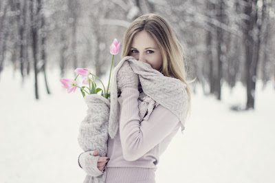 Mujer hermosa con tulipanes rosa - Woman and tulips