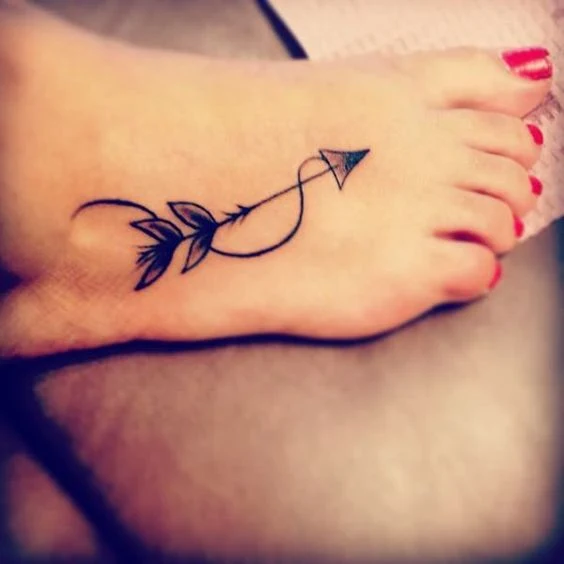 Tatuaje de sagitario flecha en el empeine del pie