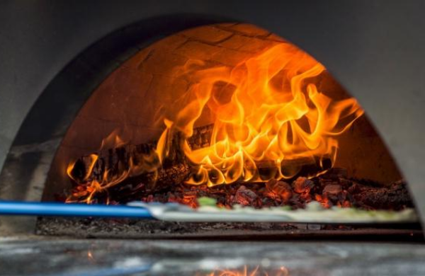 Para hacer pizza el mejor horno es el de leña