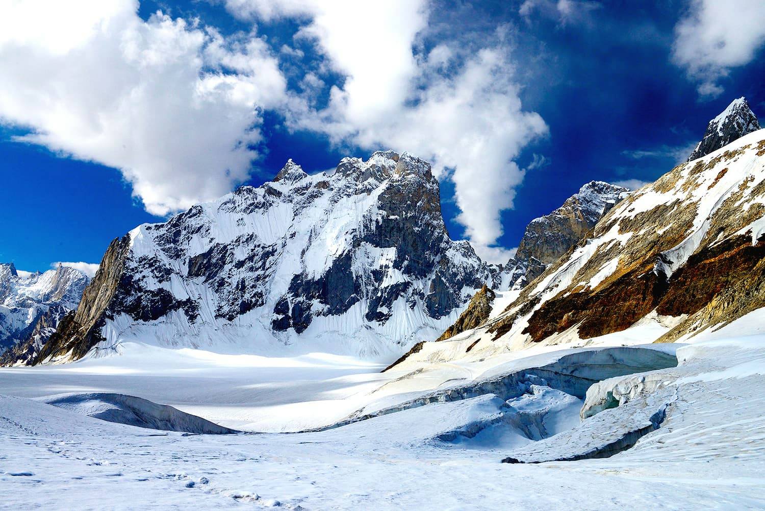 Karkorum range Hispar valley. Hispar valley. Hispar La/pass 5150 m Hispar glacier Karkorum range Hispar valley Nagar Gilgit Baltistan Pakistan