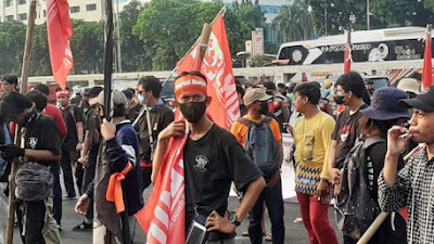 Atribut dan Fungsionaris Partai Buruh Nebeng Eksis di Demo LMID