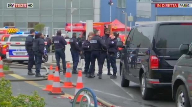 Parigi, ruba arma soldato in aeroporto: ucciso francese