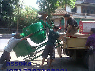 Menaikkan mesin molen ke truk