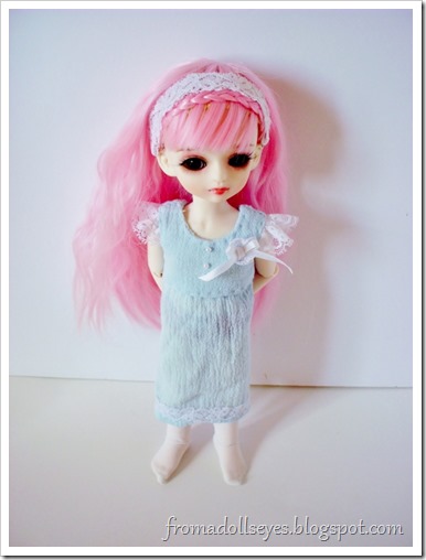 A cute blue doll dress with lace ruffles for a yosd ball jointed doll. Free pattern and tutorial! A cute blue doll dress with lace ruffles for a yosd ball jointed doll. Free pattern and tutorial!