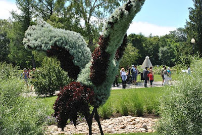 This year over 200 horticultural artists from all around the world present 40 living plant sculptures, created from more than 22 000 different plant species – over 3 million flowers overall! The sculptures will be showcased in 10 exhibition greenhouses and 30 themed gardens at the Montréal Botanical Garden until 29 September. The competition also touches on ecology, challenging artists to work around the “Land of Hope” theme and interpret it in their sculptures from the ecological point of view.