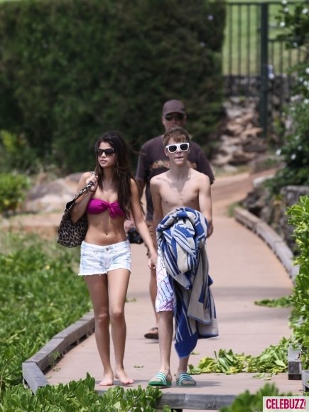 justin bieber on the beach with selena gomez. tattoo Justin Bieber Selena