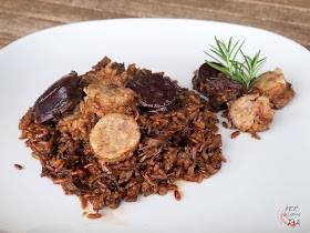 Arroz rojo de ceps (boletus edulis) y butifarras blanca y negra con caldo de carne