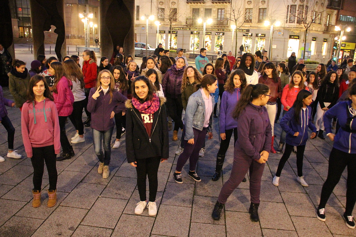 Decenas de adolescentes del club Giltzarri bailan contra la violencia machista