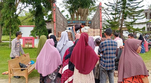 Kapolsek Idi Tunong Polres Aceh Timur Kawal Kegiatan Pasar Murah