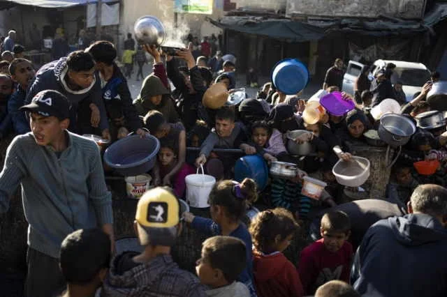 Παλαιστίνιοι περιμένοντας ανθρωπιστική βοήθεια στη Ράφα  (AP Photo/Fatima Shbair)
