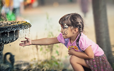 fountain-child-girl-photo-wallpaper-1920x1200