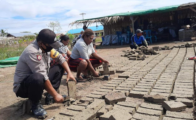 Elvis Palpialy Lakukan Pelatihan Pembuatan Batu Bata di Kampung Kuler Merauke