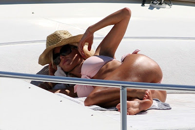 bombshell Victoria Silvstedt hot bikini ass on yatch in St. Tropez - pic 1