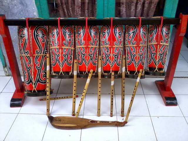 Gondang (single headed drum) adalah salah satu alat musik Batak Toba, yaitu satu buah gendang yang lebih besar dari taganing yang berperan sebagai pembawa ritem konstan mau pun ritem variable. Instrumen ini sering disebut sebagai bass dari ensambel gondang sabagunan.      Gondang Batak    Pada Umumnya Alat musik ini,Akan Selalu Di pakai dalam Upacara Adat Batak,baik dalam menikah,Pahehe saring-saring maupun di saat Mangongkal Holi,atau Di perayaan Horja Batak.    instrumen Gondang Batak ini memang sangat Unik apalagi Digabungkan dengan Alunan Seruling,Sampai dilengkapi dengan Sarune dan Garentung.    Untuk Menyempurnakan Suaranya biasanya akan dipadukan Dengan Keyboard yang mengarah pada semi Uning-uningan Modren suku Batak,yang sudah Banyak di gunakan di era sekarang.    Dalam Video yang Di Ambil Dari Postingan YouTube:Musik Gondang Batak Modren Dimainkan Boru Batak Terlihat Boru Batak Ini Sangat Lihai Memainkan Musik Tradisional Suku Batak tersebut,hingga Perform dan Tampil Pada Perayaan Adat.        Biasanya Musik Tradisional Batak kebanyakan Dimainkan Oleh Orang Dewasa,karena lumayan sulit dalam mengikuti oktaf Pada Instrumen Uning-uningan Musik Batak.    gondang batak adalah salah satu contoh alat musik tradisional yang sumber bunyinya berasal dari Taganing,Hadapi,Dan Odap.