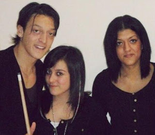 Foto Ozil dengan Saudara-saudara Perempuannya