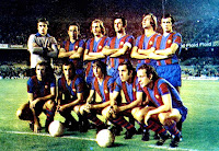 F. C. BARCELONA. Temporada 1974-75. Mora, Rifé, Neeskens, Torres, Costas, De la Cruz; Rexach, Juan Carlos, Cruyff, Asensi y Clares. F. C. BARCELONA 5 (Asensi, Clares 2, Juan Carlos, Rexach) VOEST LINZ 0. 02/10/1974. Copa de Europa, 1ª ronda, partido de vuelta. Barcelona, Nou Camp. Resultado de la eliminatoria: F. C. BARCELONA 5 VOEST LINZ 0.