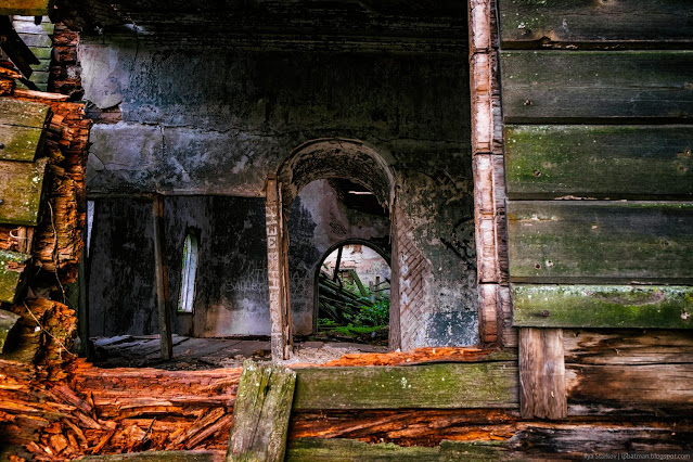 Внутренности старой деревянной церкви