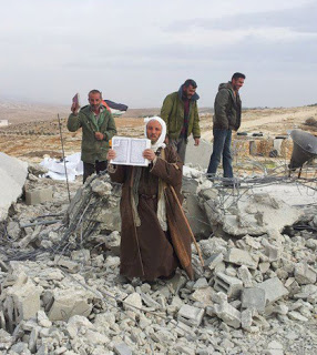 Gambar sebuah Al-Qur'an yang tidak hancur dalam pembongkaran Masjid di Palestina oleh Israel
