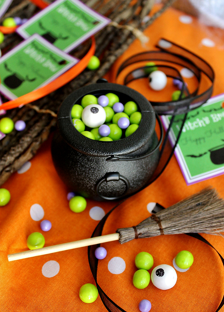 Witch's Brew Cauldron Favors- These #CelebrationSpookyTreats can be made in minutes with these free and fun printables and some Sixlets! #AD