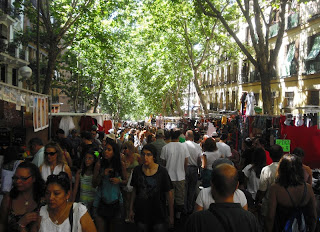 El Rastro desde la plaza de Cascorro hacia la Ribera de Curtidores, con puestos de venta a ambos lados.