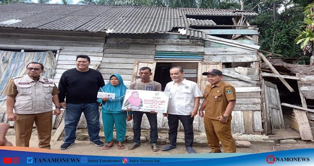 Lisda Hendrajoni Serahkan Bantuan Pembangunan  2 Unit Rumah Terkena Puting Beliung