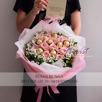  bunga valentine, buket bunga dan cokelat, buket bunga ferrero rocher, buket bunga mawar, bunga mawar valentine, handbouquet mawar, bunga mawar 100tangkai, buket rose, toko bunga, florist jakarta, toko bunga hayam wuruk