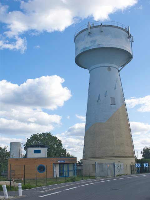 jiemve, le temps d'une pose, château d'eau, ACF, Association des Châteaux de France, Salbris, château d'eau, peint, décoré, cigognes , Paule Adeline