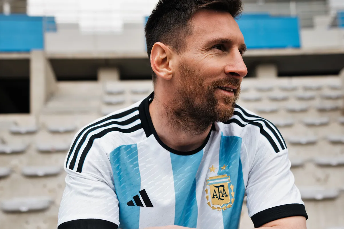 Messi con la nueva camiseta Adidas para el Mundial Qatar 2022