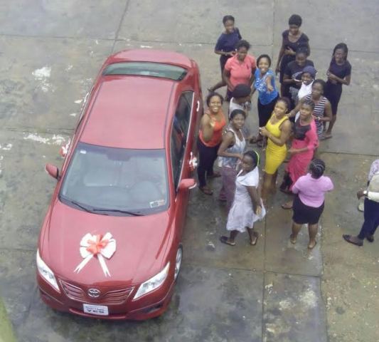 Photo: Man presents a car to his girl at Moremi Hall, UNILAG just for 'Saying Yes'