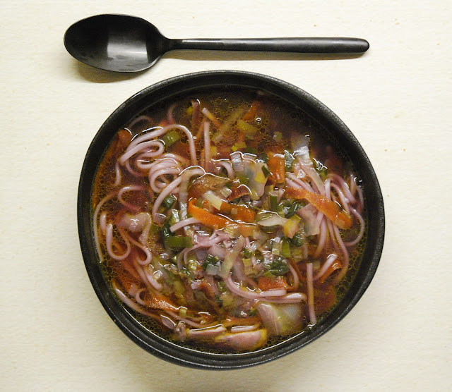 Bouillon de poulet et de légumes aux nouilles udon