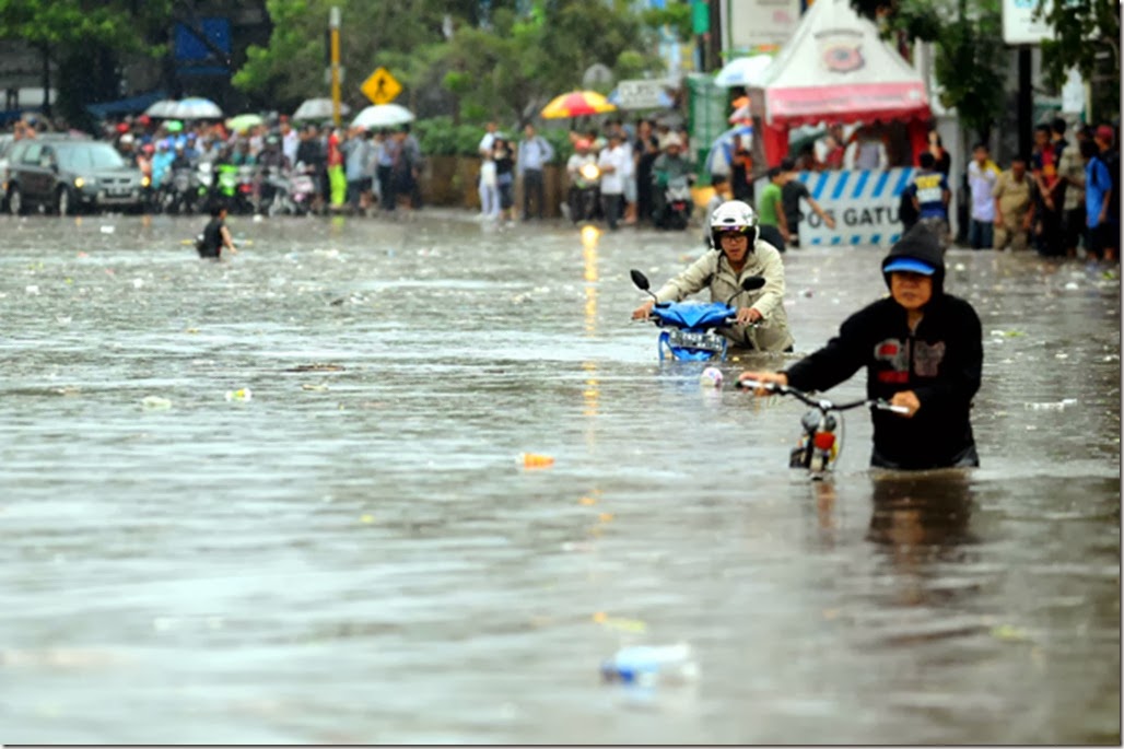 110613_RHN-BISNIS 02 BANJIR LUMPUHKAN BANDUNG