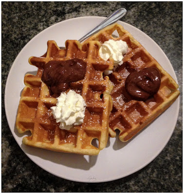 waffles con panna e crema spalmabile alla nocciola