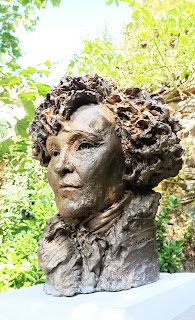 Buste de Colette installé devant sa maison à St Sauveur en Puisaye à l'occasion du 150 ème anniversaire de sa naissance en janvier 1923.