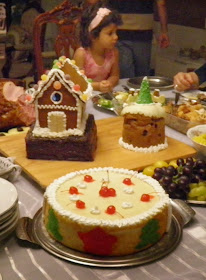 BOLO FEITO COM MASSA DECORATIVA ; BOLO DE CEREJAS; RECHEIO DE BOLO; CREME DE CHOCOLATE BRANCO; NATAL; FESTAS