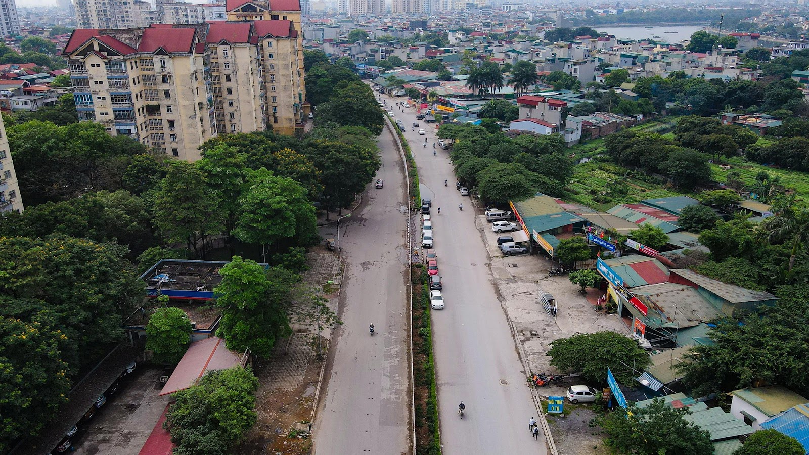 Cận cảnh 500 m hàng rào bêtông bịt kín lối đi khiến người dân khổ sở - Ảnh 2.