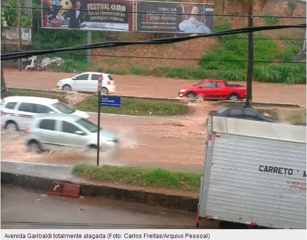 Muitos transtornos no bairro com várias ruas alagadas