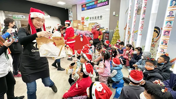 ▲家樂福彰化店店長許麗君帶著團隊親自將熱騰騰剛出爐的20份烤雞送達給受助家庭享用。（記者林明佑攝）