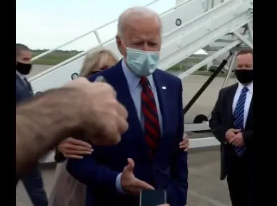 Dr. Jill Caught Physically Backing Joe Biden Away from Reporters at Airport After He Gets Stuck with His Hand Out (VIDEO)