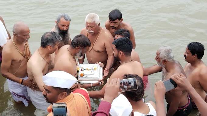 परतीच्या प्रवासातही माऊलींच्या पादुकांना नीरा नदीत स्नान घालण्यात आले.  