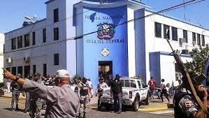 PN San Cristòbal apresa 33 personas y retiene 10 motocicletas