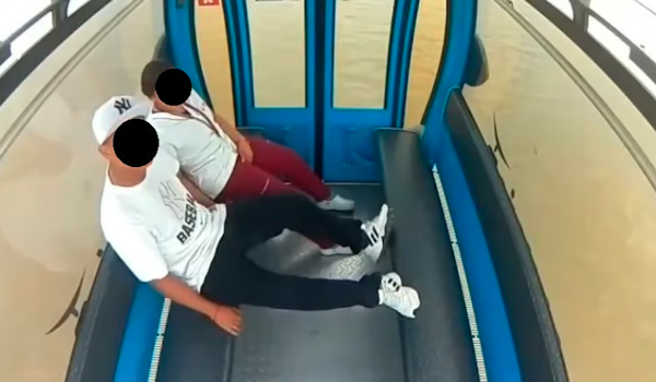 Captan en video a pareja en viaje en teleférico; despiden a operador por difundir el VIDEO