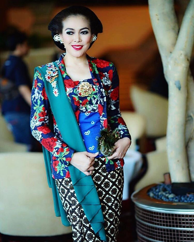 21 model kebaya kutu baru motif bunga modern modis cantik