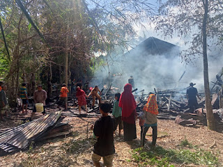 Bersama Warga, Personil Polsek Parado Bantu Padamkan  Kebakaran Rumah di Parado