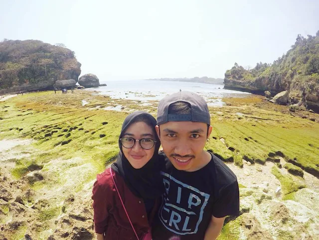 foto romantis di pantai batu bengkung malang