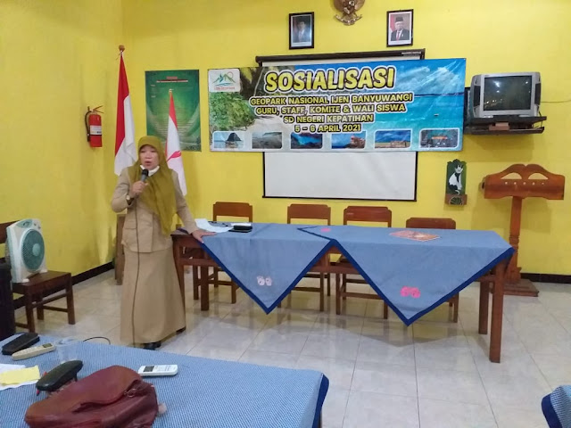 SOSIALISASI GEOPARK IJEN BANYUWANGI DENGAN DEWAN GURU BESERTA KARYAWAN DI SDN KEPATIHAN