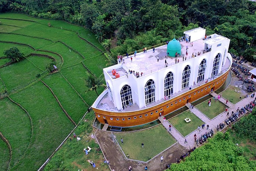 15 Masjid Unik di Indonesia, 13. Mushola As Safinatun Najah, Semarang