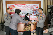 Kapolres Sidrap bersama Ketua Bhayangkari Beri Bantuan Kemanusiaan Untuk Negeri kepada Warakawuri