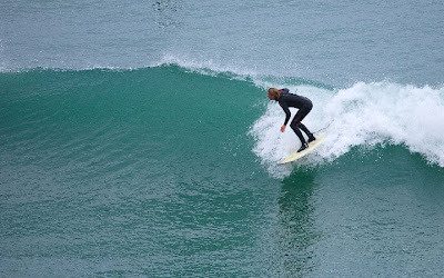 Jen surfing